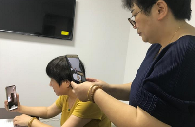 合肥一社區(qū)請來公證員,幫年邁回遷居民“過戶”