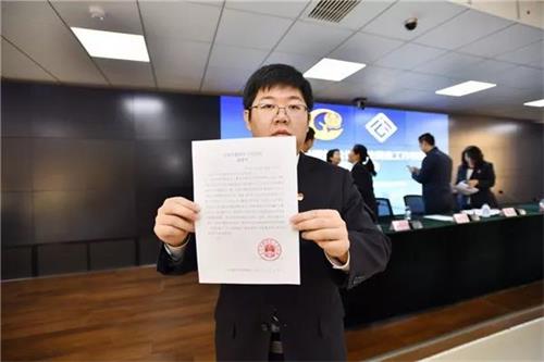 長安公證處公證員何治力展示“公證調(diào)查令”