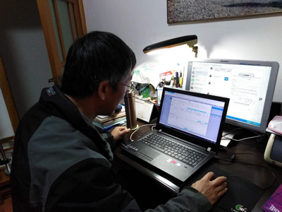 圖為李新輝公證員在家中整理微信資料、遠(yuǎn)程登錄辦證系統(tǒng)