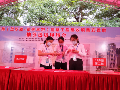 公證人員為政府民生項(xiàng)目做現(xiàn)場(chǎng)監(jiān)督公證