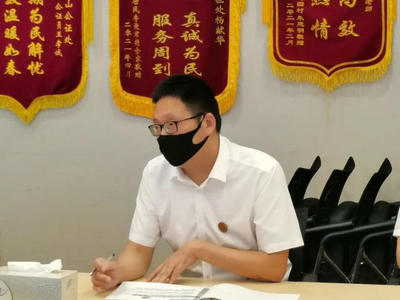 公證員進行介紹